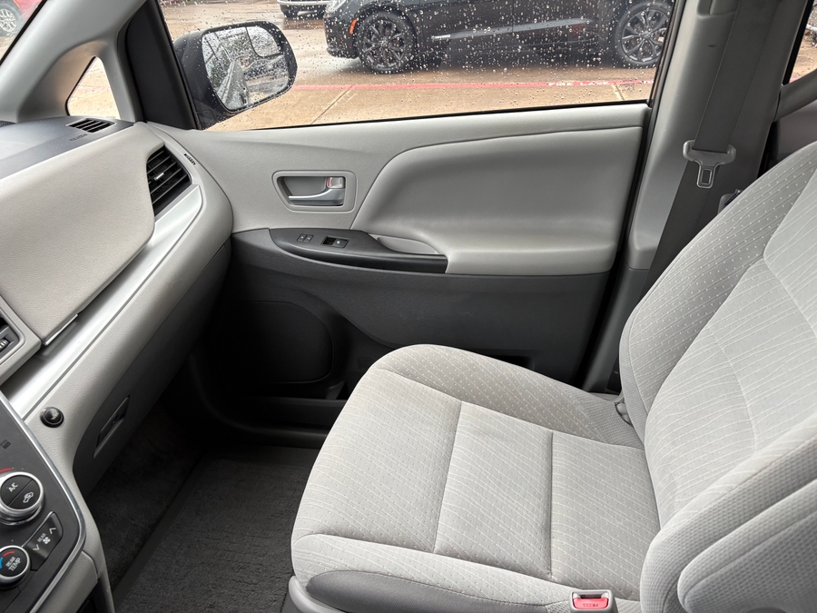 Grey Toyota Sienna image number 7