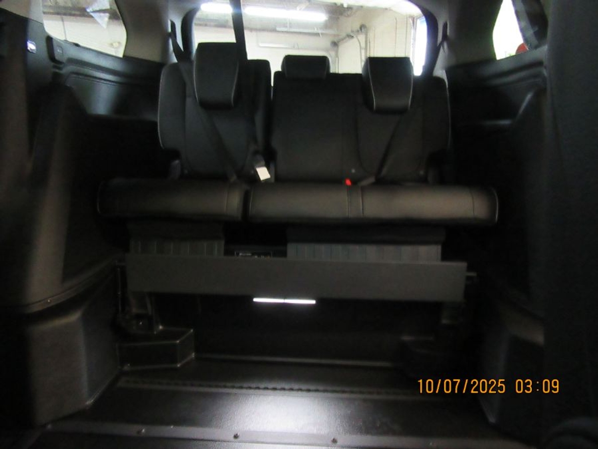 Black Honda Odyssey image number 5
