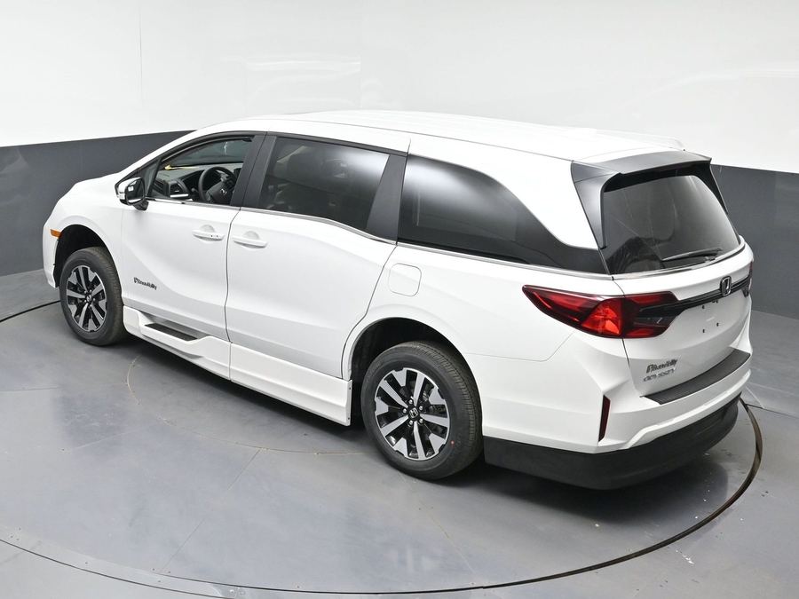 White Honda Odyssey image number 21