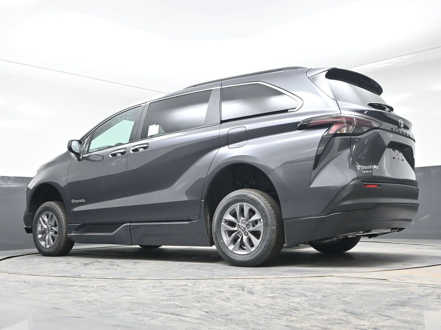 New 2025 Toyota Sienna Hybrid XLE Plus - BraunAbility Side Entry Entry Fold Out Automatic Ramp