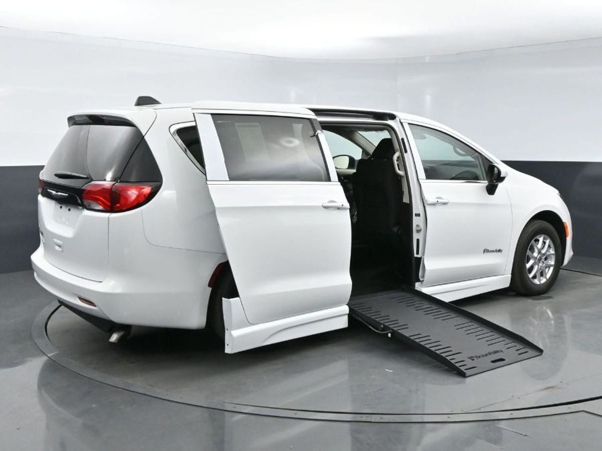 White Chrysler Voyager image number 23