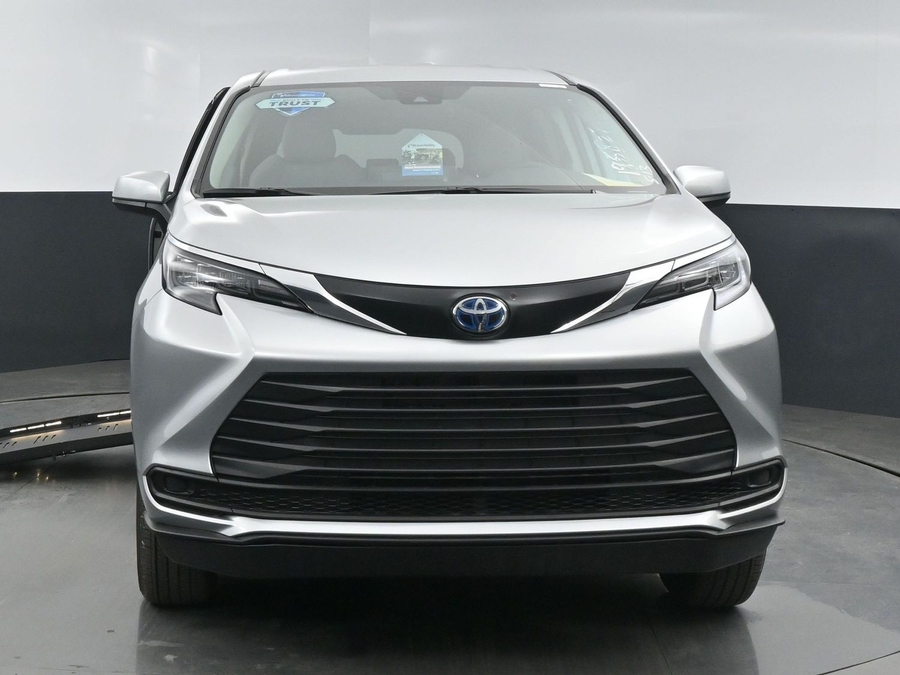 New 2025 Toyota Sienna Hybrid LE - BraunAbility Side Entry Entry Fold Out Automatic Ramp