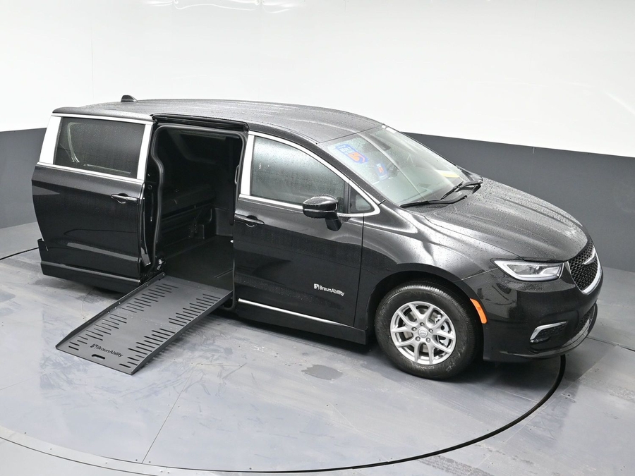 Black Chrysler Pacifica image number 22
