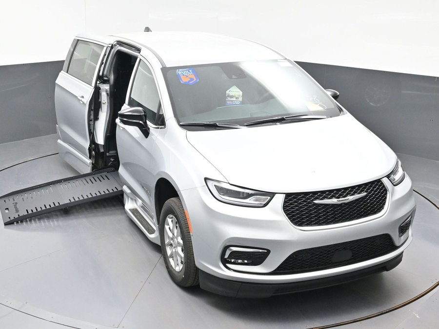 Silver Chrysler Pacifica image number 19