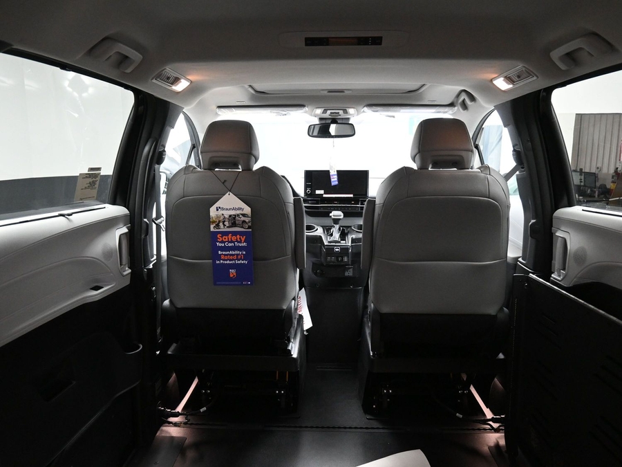 Black Toyota Sienna image number 14