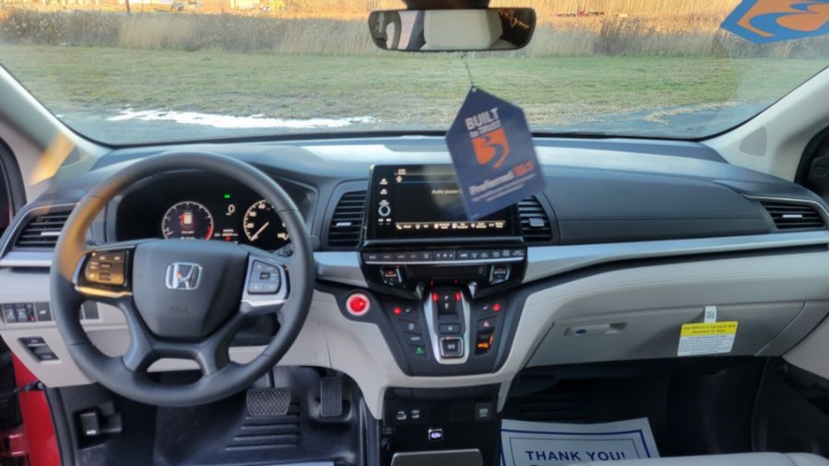 Red Honda Odyssey image number 13