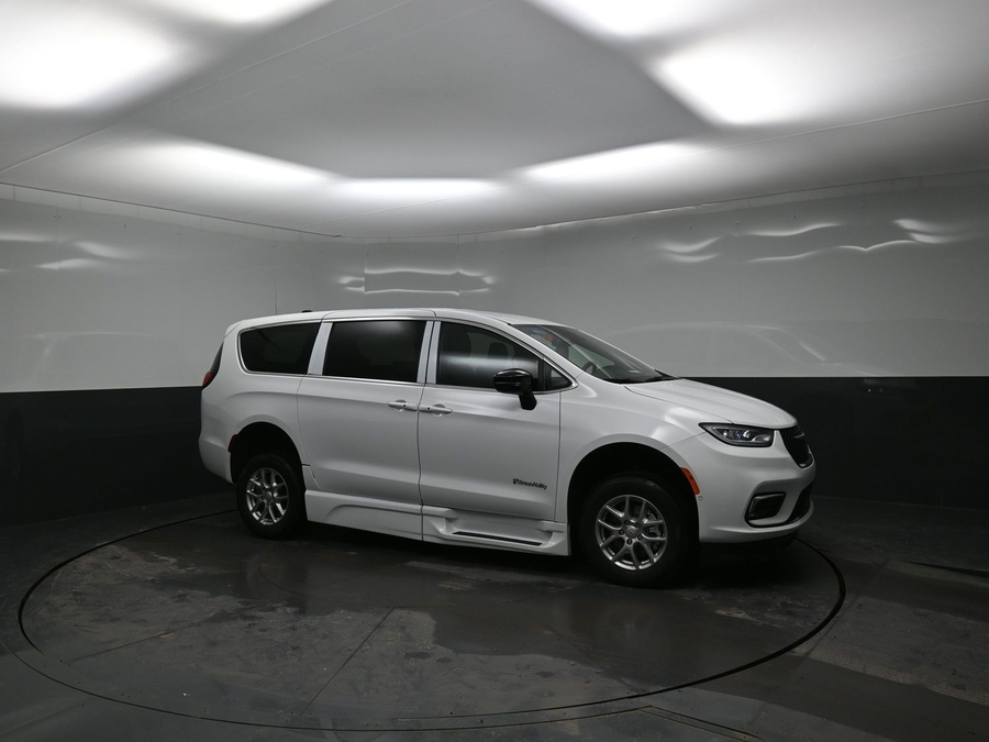 White Chrysler Pacifica image number 14