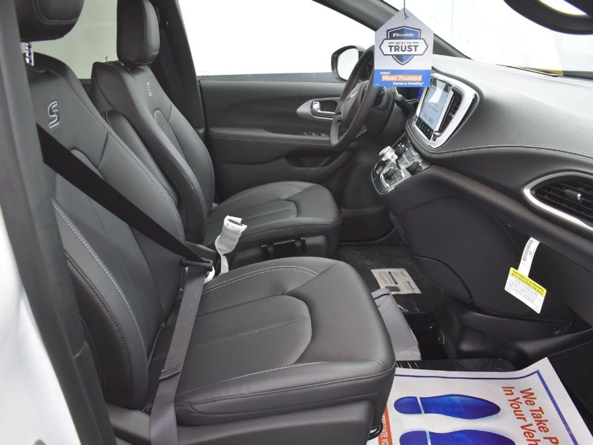 2024 Chrysler Pacifica Touring L - Photo 11