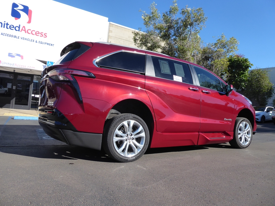 Used 2024 Toyota Sienna Hybrid Platinum - BraunAbility Side Entry In Floor Automatic Ramp