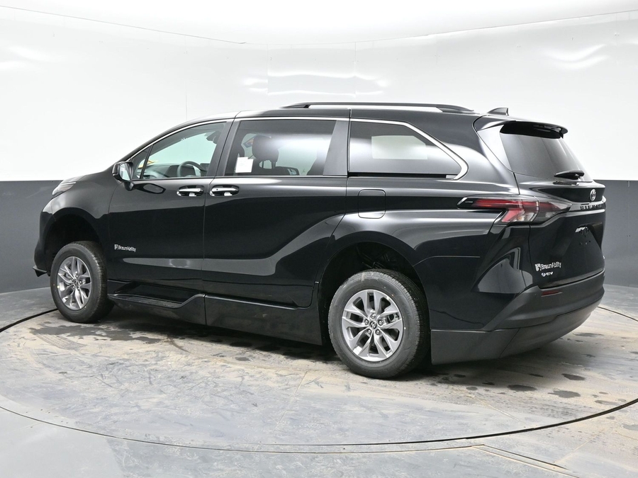 New 2026 Toyota Sienna Hybrid XLE Base - BraunAbility Side Entry Entry Fold Out Automatic Ramp