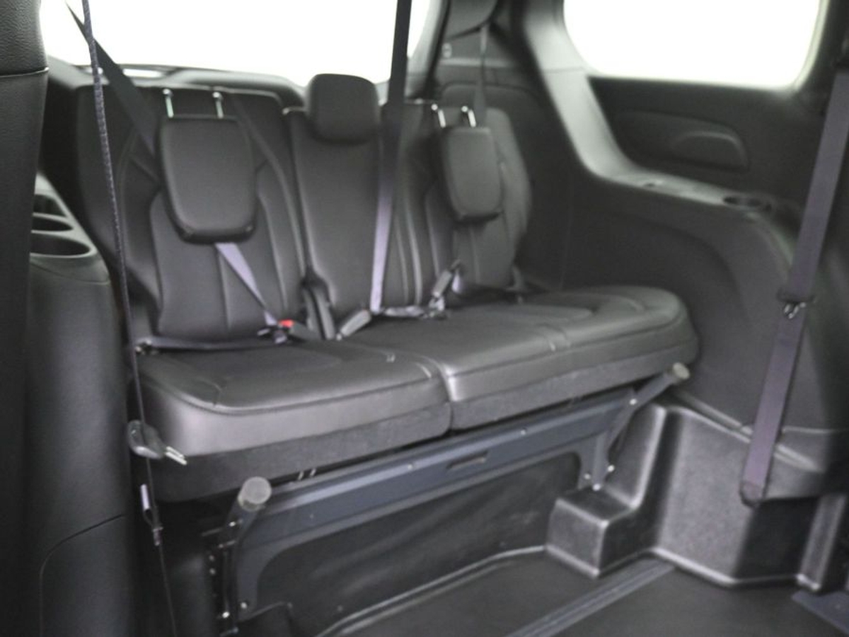 White Chrysler Pacifica image number 9