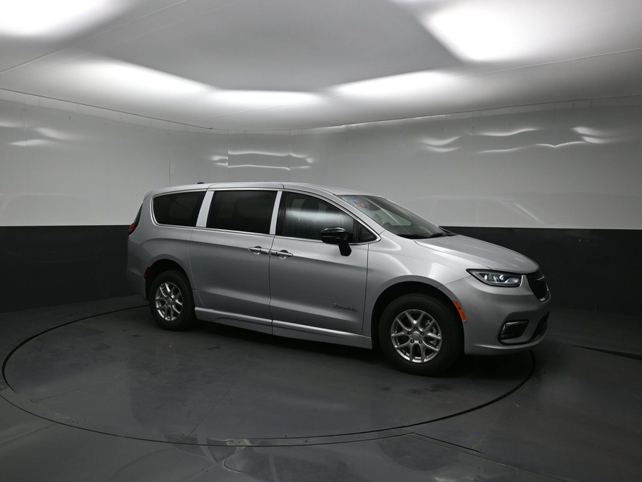 New 2026 Chrysler Pacifica Select - BraunAbility Side Entry Fold Out Automatic Ramp