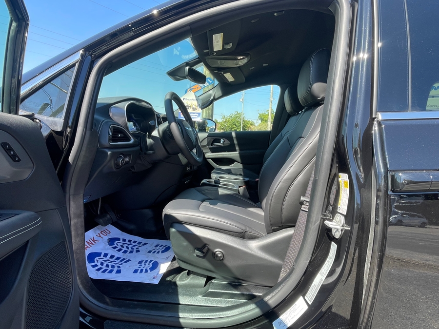 Black Chrysler Pacifica image number 8