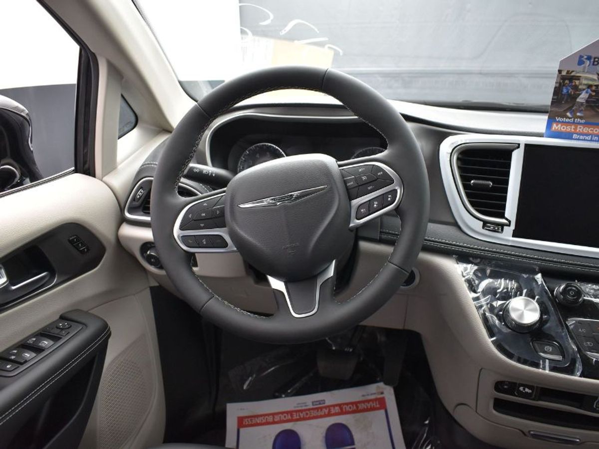 Black Chrysler Pacifica image number 5
