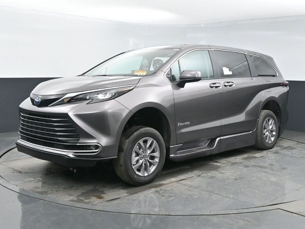 Grey Toyota Sienna image number 3