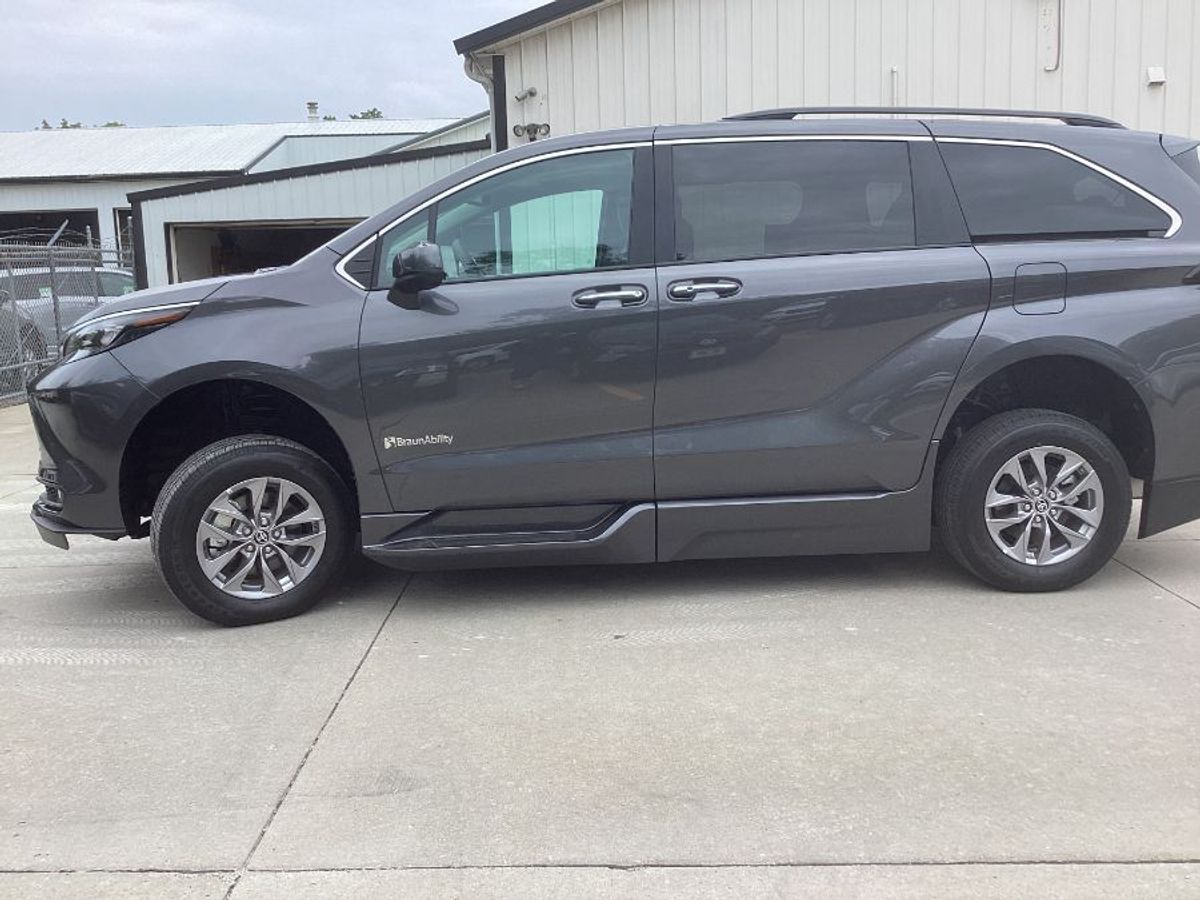 2025 TOYOTA SIENNA - Image 1