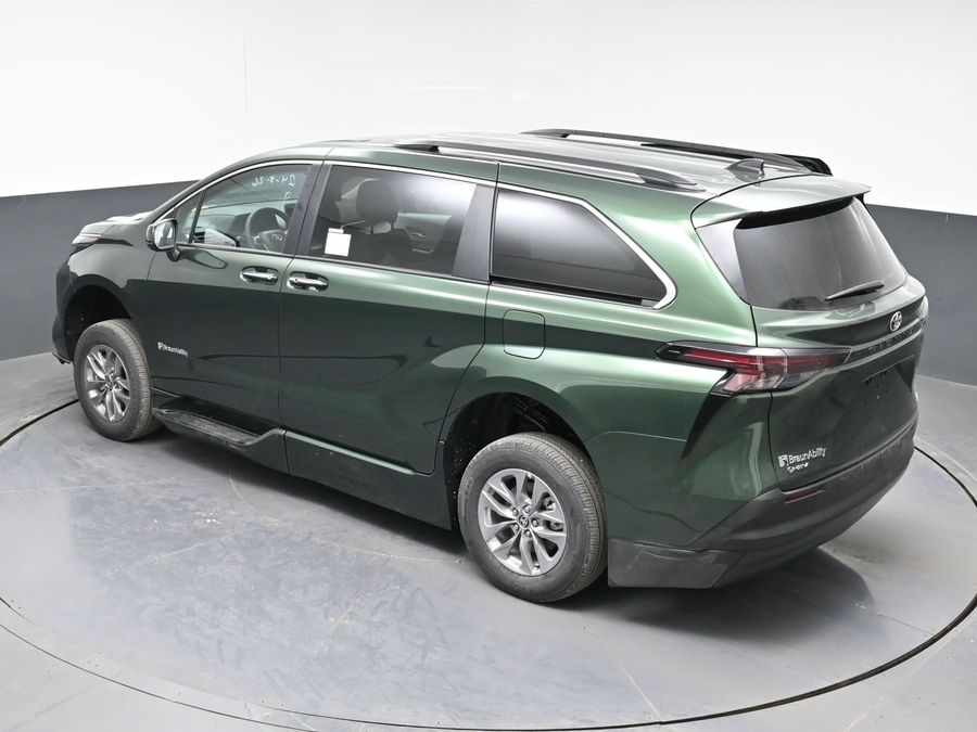 New 2026 Toyota Sienna Hybrid XLE Base - BraunAbility Side Entry Fold Out Automatic Ramp