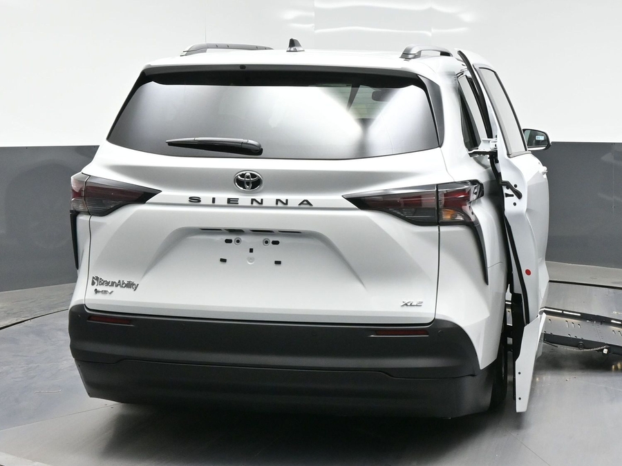 New 2026 Toyota Sienna Hybrid XLE Base - BraunAbility Side Entry Entry Fold Out Automatic Ramp
