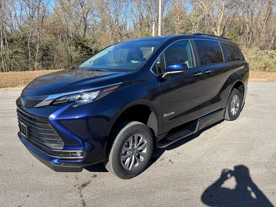 Used 2025 Toyota Sienna Hybrid XLE Base - BraunAbility Side Entry Entry In Floor Automatic Ramp