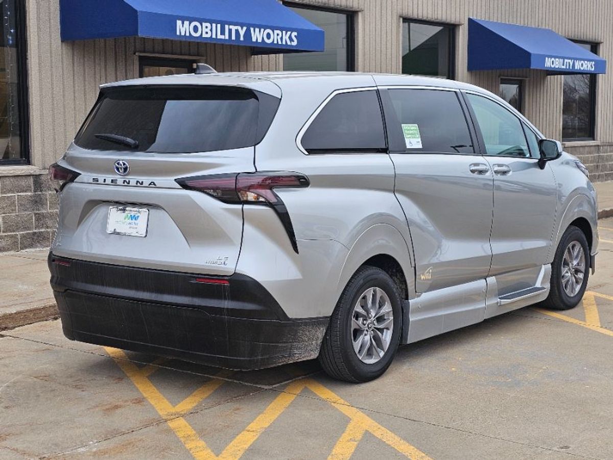 2023 TOYOTA SIENNA - Image 5