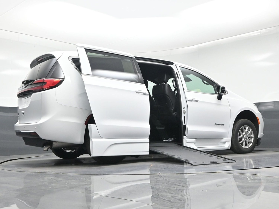 White Chrysler Pacifica image number 8