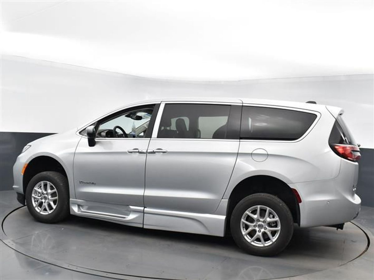 Silver Chrysler Pacifica image number 3