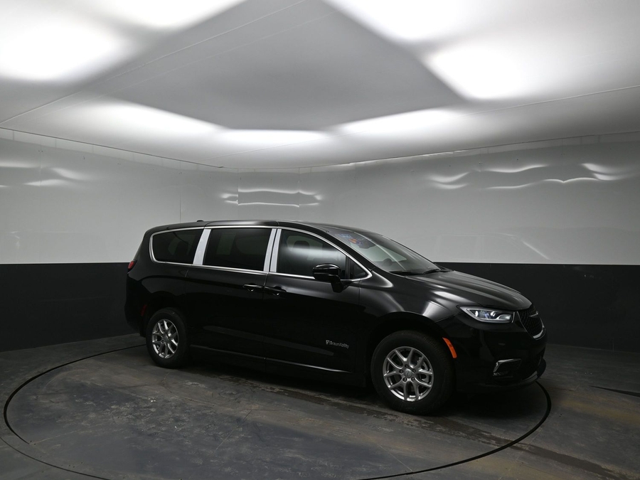 Black Chrysler Pacifica image number 17