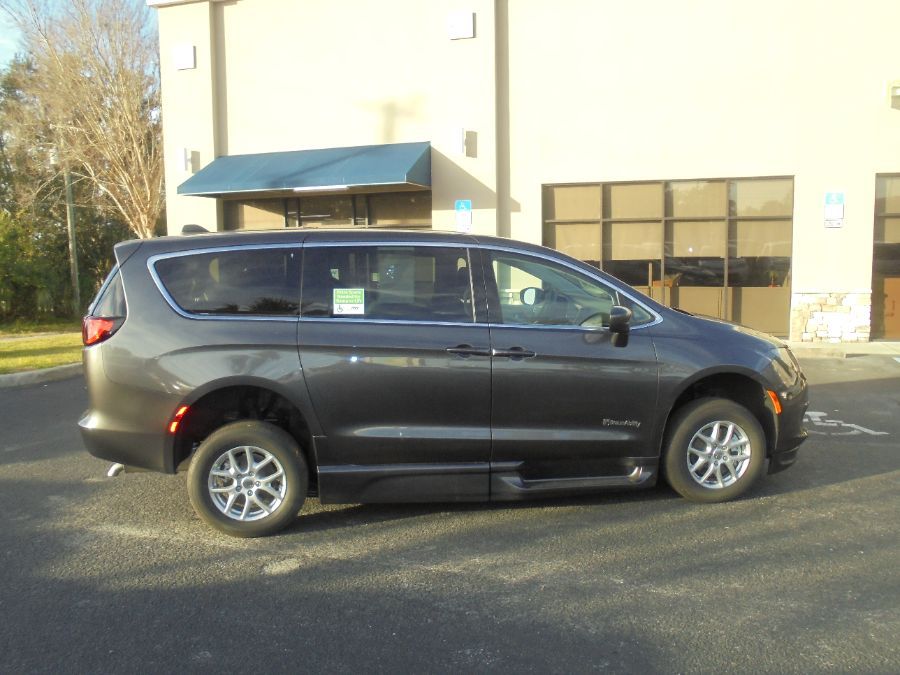 Grey Chrysler Voyager image number 17