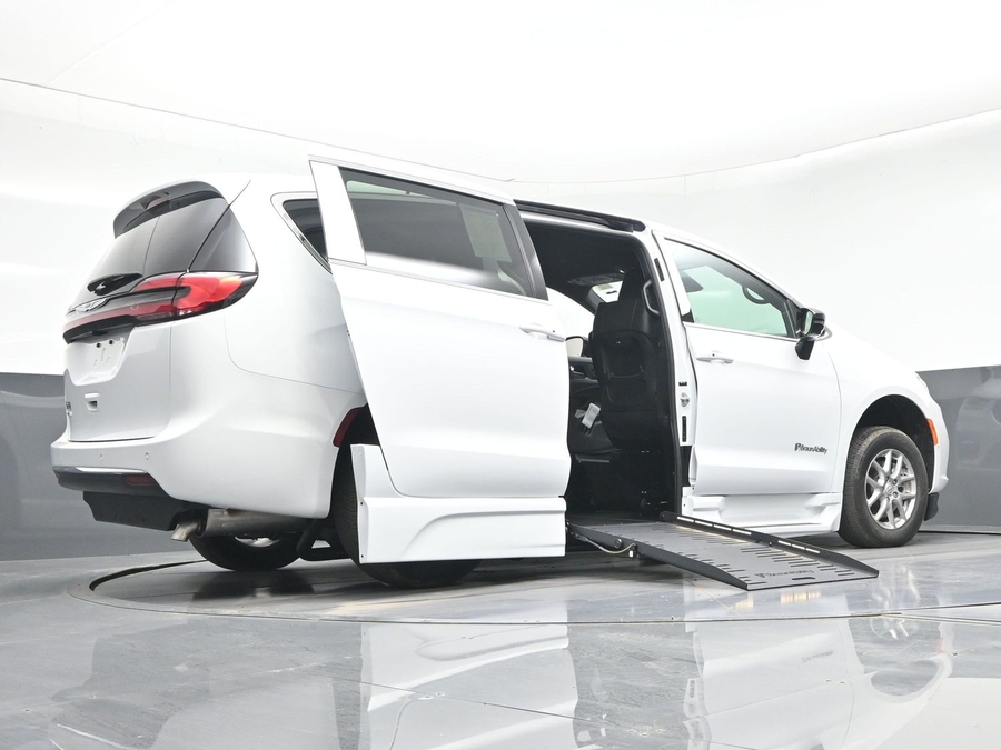 White Chrysler Pacifica image number 18