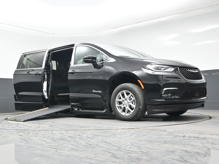Black Chrysler Pacifica image number 15