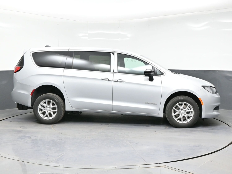 Silver Chrysler Voyager image number 7