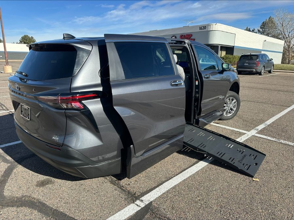 2025 TOYOTA SIENNA - Image 24