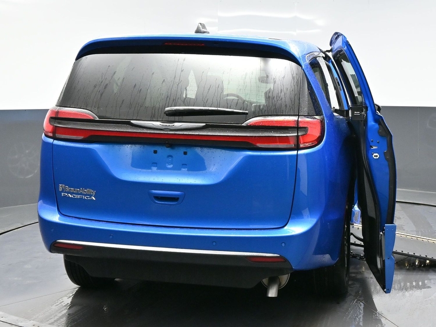 New 2026 Chrysler Pacifica Select Safety - BraunAbility Side Entry Entry In Floor Automatic Ramp