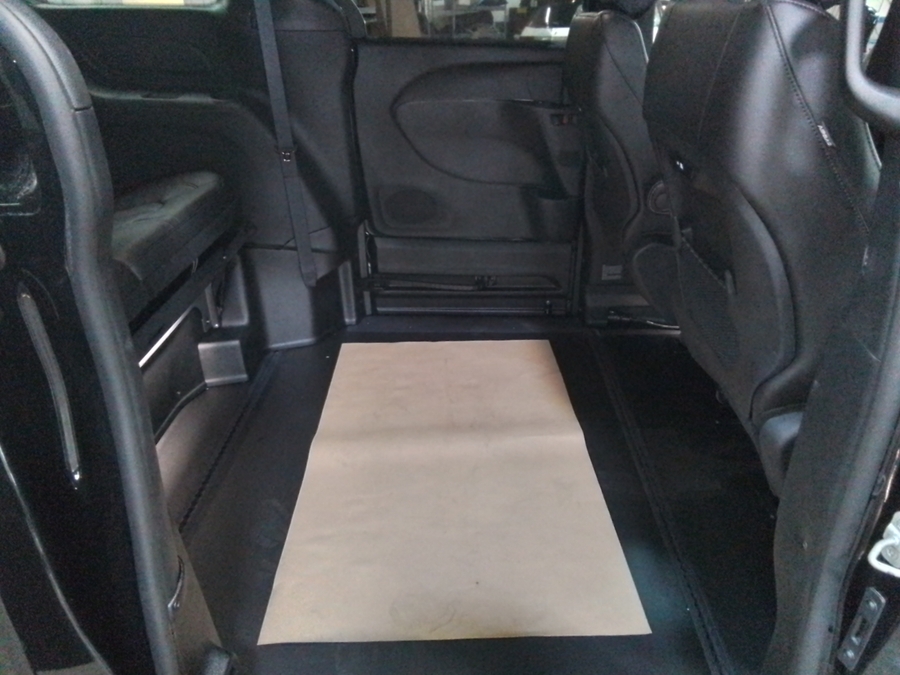 Black Chrysler Pacifica image number 42