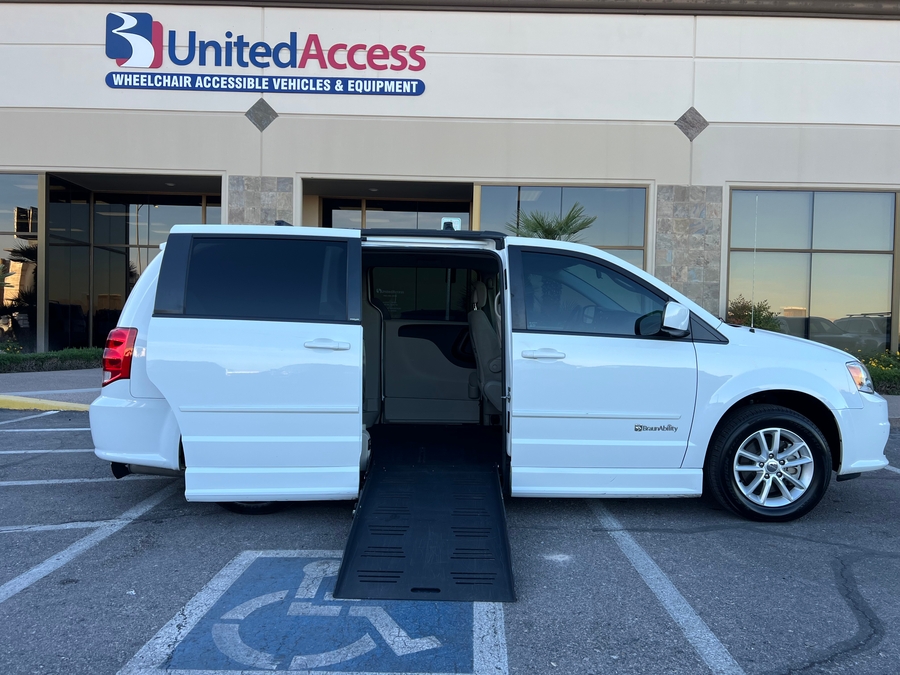 Used 2014 Dodge Grand Caravan SXT - BraunAbility Side Entry Entry Fold Out Automatic Ramp