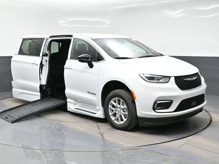 New 2026 Chrysler Pacifica Select Safety - BraunAbility Side Entry Entry Fold Out Automatic Ramp