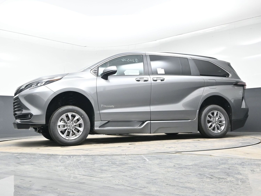 New 2026 Toyota Sienna Hybrid XLE Base - BraunAbility Side Entry Fold Out Automatic Ramp