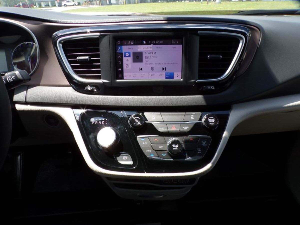 White Chrysler Voyager image number 20