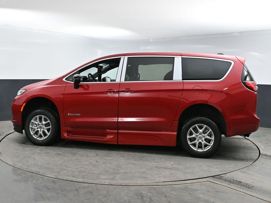 New 2025 Chrysler Pacifica Select Plus - BraunAbility Side Entry Entry Fold Out Automatic Ramp