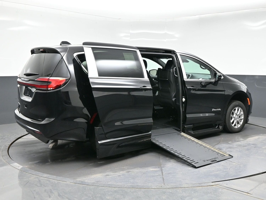 New 2026 Chrysler Pacifica Select Plus - BraunAbility Side Entry In Floor Automatic Ramp