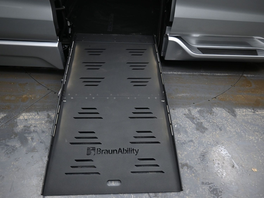 New 2025 Toyota Sienna Hybrid XLE Plus - BraunAbility Side Entry Entry Fold Out Automatic Ramp
