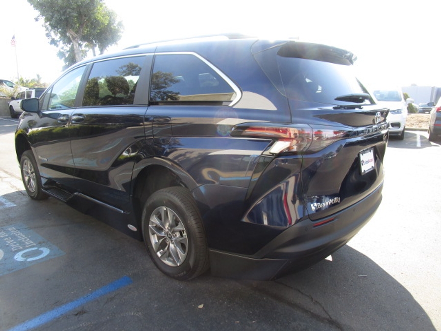 New 2025 Toyota Sienna Hybrid XLE Plus - BraunAbility Side Entry Entry In Floor Automatic Ramp