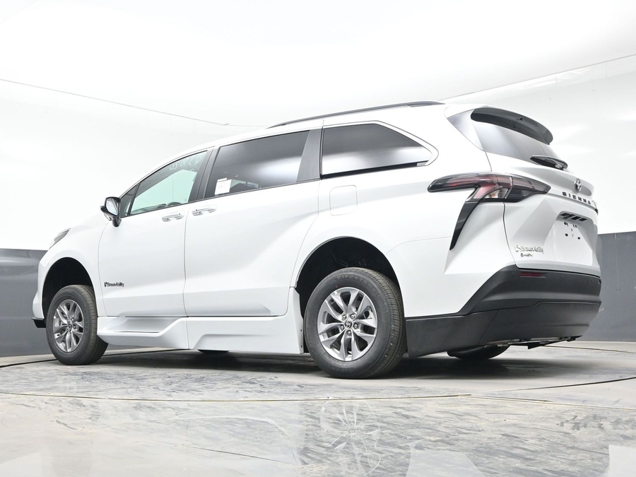 New 2026 Toyota Sienna Hybrid XLE Add - BraunAbility Side Entry Fold Out Automatic Ramp