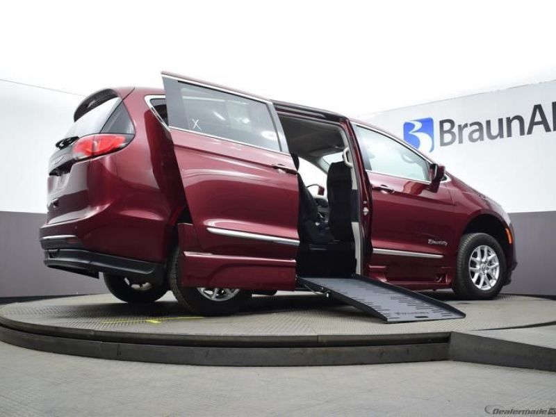 Número de imagen rojo Chrysler Pacifica 8