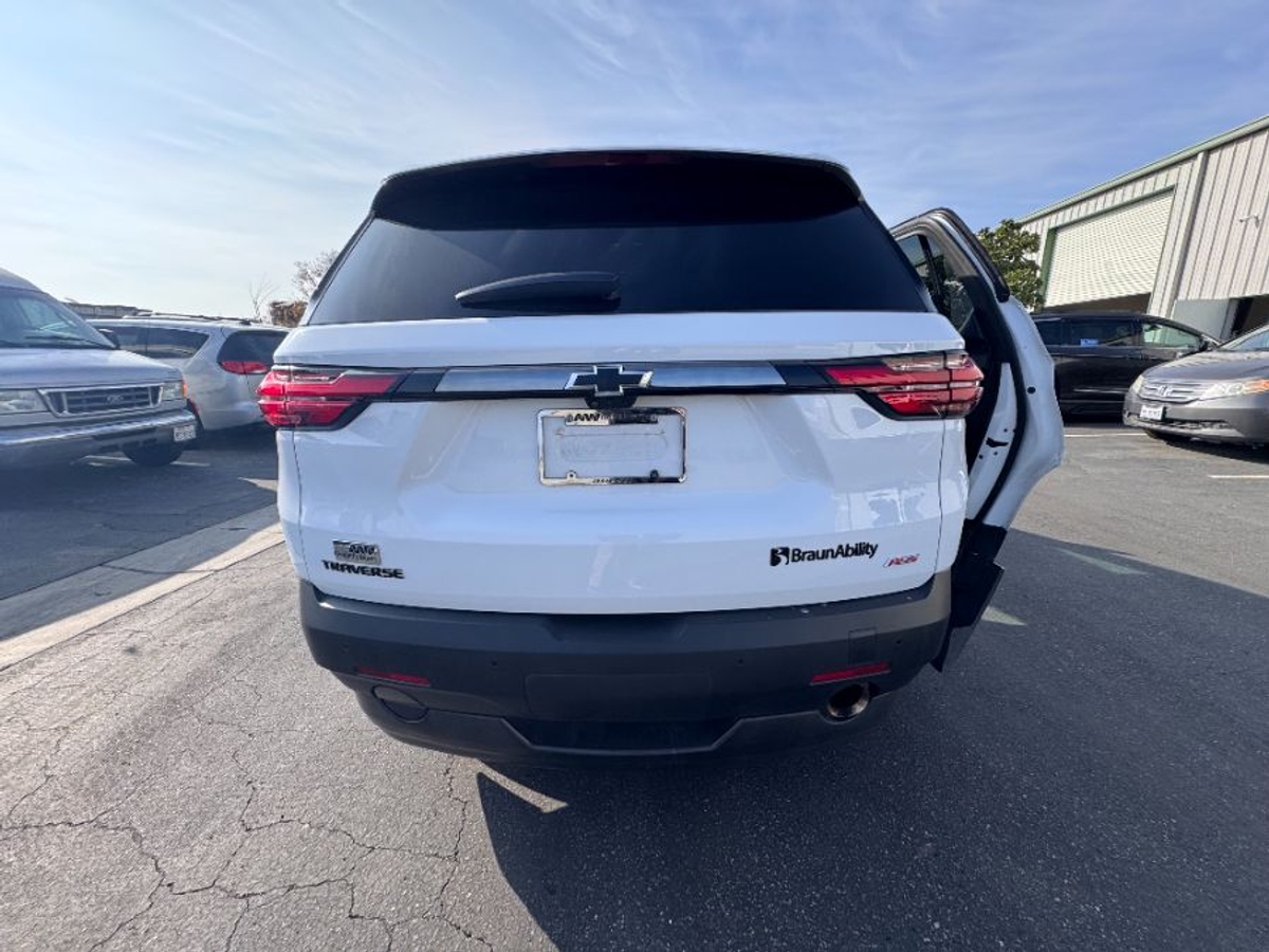 White Chevrolet Traverse image number 3
