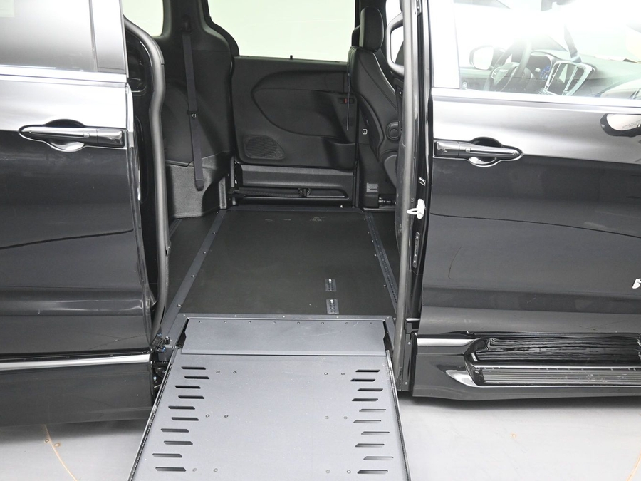 Black Chrysler Pacifica image number 10