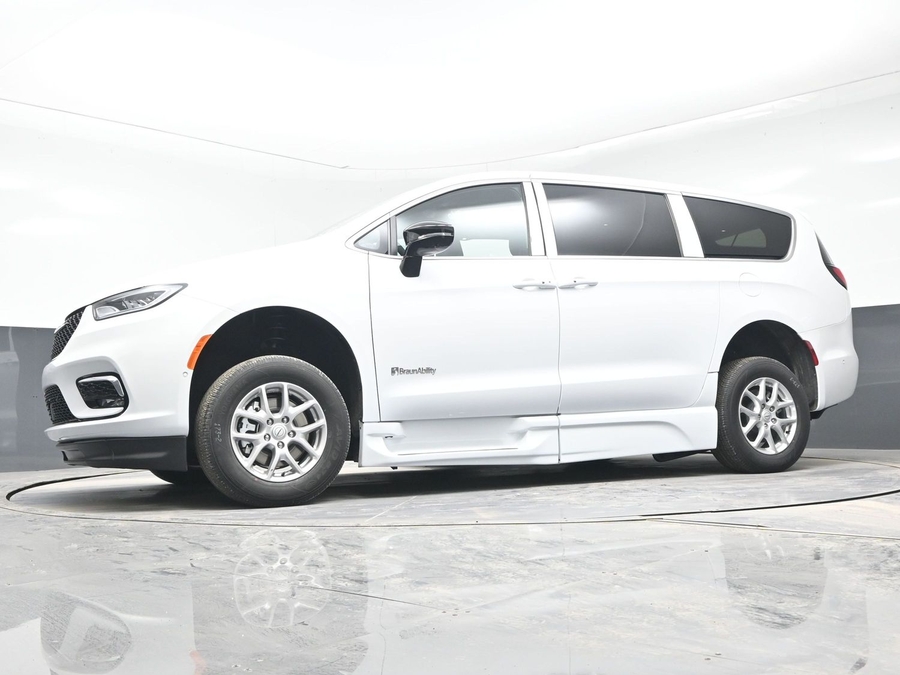 White Chrysler Pacifica image number 19