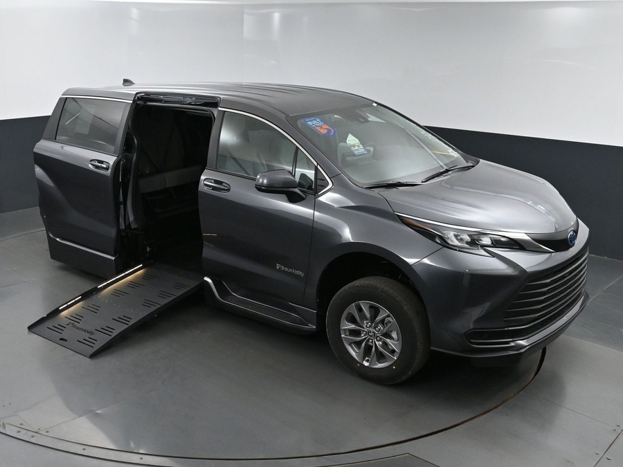New 2025 Toyota Sienna Hybrid LE - BraunAbility Side Entry Entry Fold Out Automatic Ramp