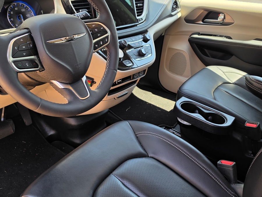 Número de imagen rojo Chrysler Pacifica 1