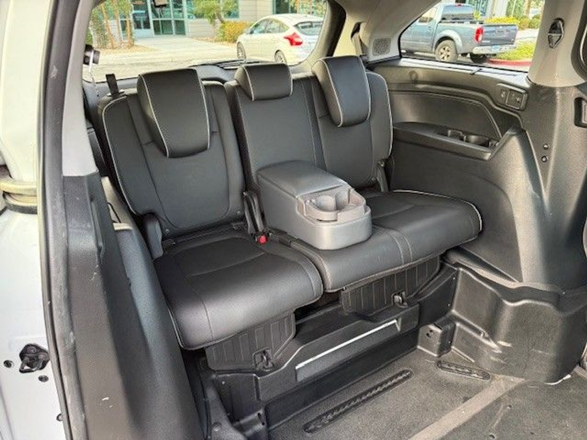 White Honda Odyssey image number 16